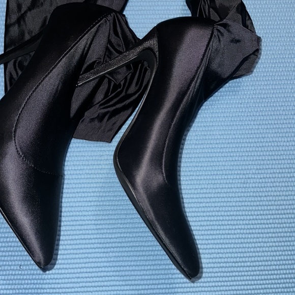 Point toe stiletto heeledsock boots - Picture 6 of 9